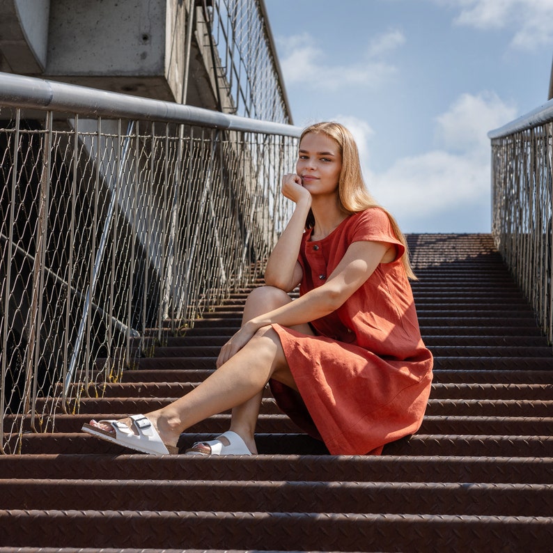 Sofia | Leichtes Midikleid aus Leinen mit kurzen Ärmeln und Knopfleiste für Damen
