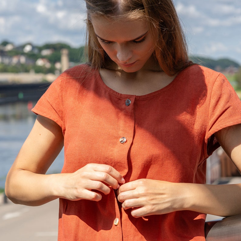 Sofia | Leichtes Midikleid aus Leinen mit kurzen Ärmeln und Knopfleiste für Damen