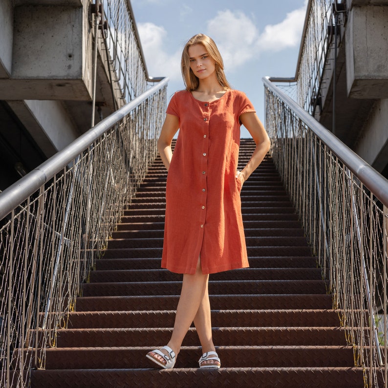 Sofia | Leichtes Midikleid aus Leinen mit kurzen Ärmeln und Knopfleiste für Damen
