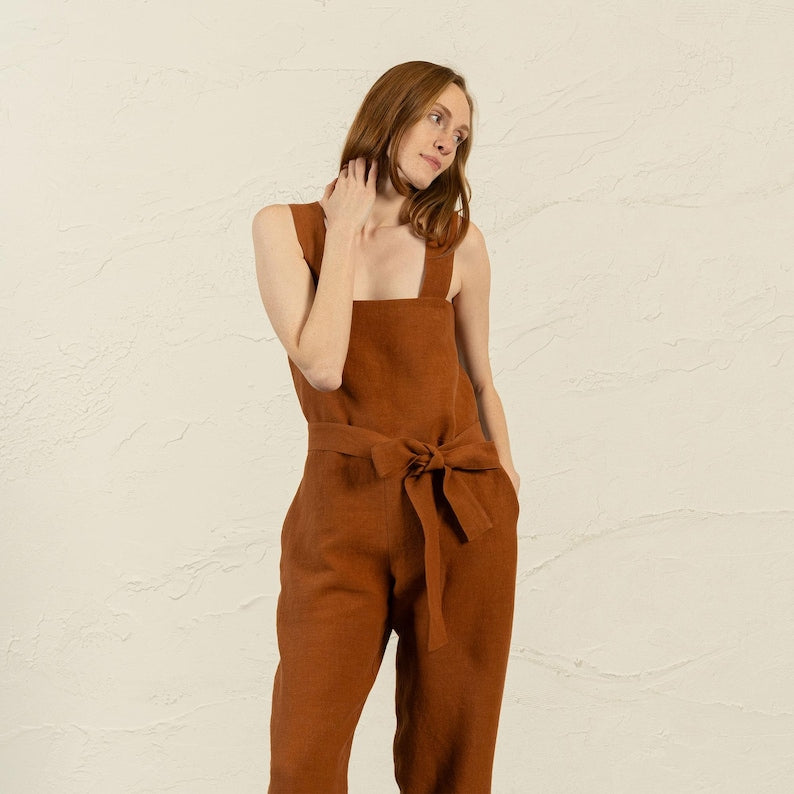 Livia | Sommerlicher Jumpsuit mit Bindegürtel, Trägern & weitem Bein für Damen