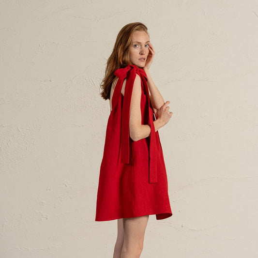 Lina | Kurzes Leinenkleid mit tiefem V-Ausschnitt und Schleifen an den Schultern für Damen
