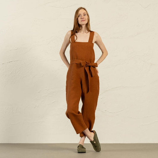 Livia | Sommerlicher Jumpsuit mit Bindegürtel, Trägern & weitem Bein für Damen